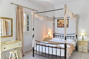 Rooms with vintage decoration at Sifnos