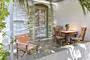 Spacious veranda at Giannakas studios in Platis Gialos, Sifnos