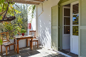 Balcon spacieux dans les studios Giannakas à Sifnos