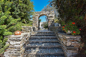 The entrance at Giannakas studios in Platis Gialos of Sifnos