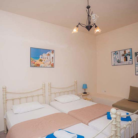 Στούντιο με δύο μονά κρεβάτια στα Giannakas Studios